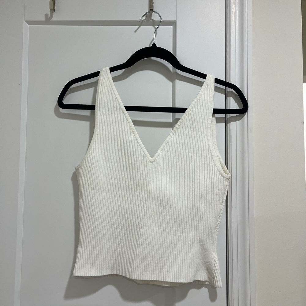 ARITZIA BABATON SCULPT KNIT V NECK TANK